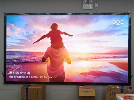 荊門華銘廣場p1.53指導安裝完畢   尺寸：3.2m*1.76m；分辨率：2080*1144