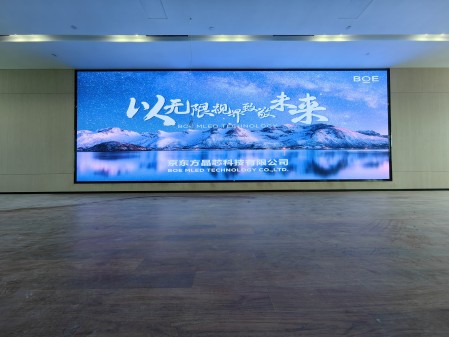 荊州某產(chǎn)業(yè)園p2.5全彩安裝調(diào)試完畢    尺寸：9.6×3.36； 像素點：3840×1344