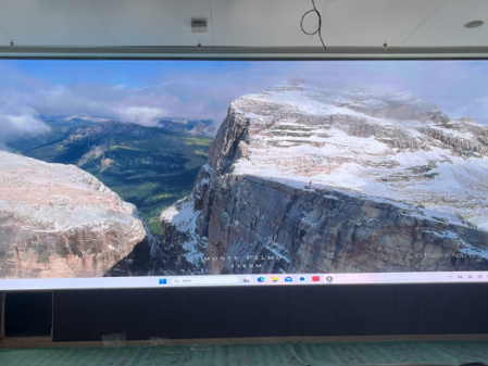 武漢***科技公司會議室屏安裝調(diào)試完畢！ 像素點： 5200??1976 ；尺寸 ：8??3.04