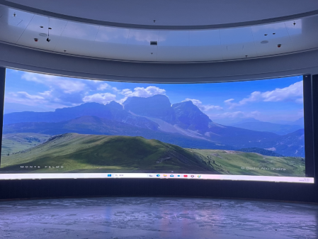 武漢***科技公司弧形屏安裝調(diào)試完畢！? 像素點： 5824??1872； 尺寸： 8.96??2.88